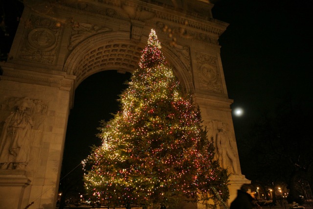 nyc-best-christmas-tree-lighting-washington-square-park